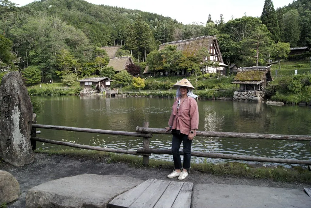 Explora Hida-no-Sato, un museo al aire libre que recrea un pueblo tradicional de la región de Hida. Descubre casas históricas gassho-zukuri y la artesanía local cerca de Takayama
