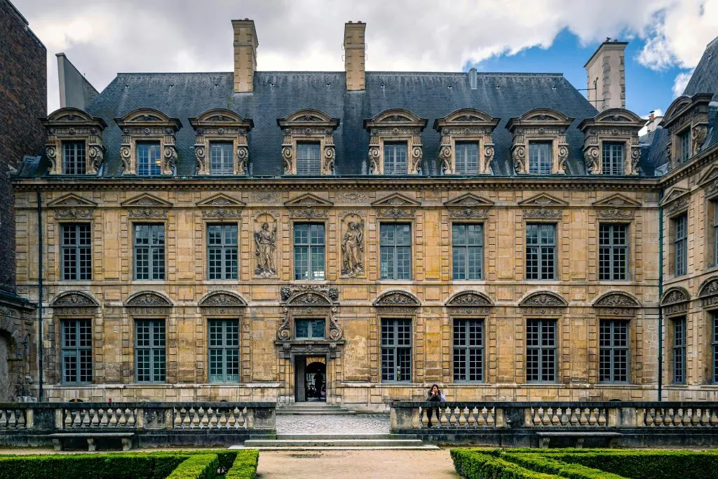 Patio interior Hôtel de Sully Le Marais joya oculta arquitectura del siglo XVII.