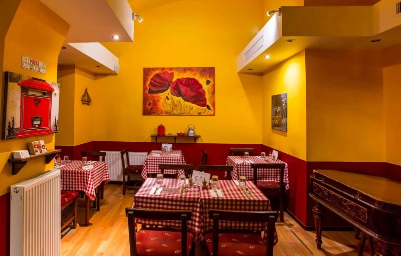 Imagen de la sala del Hungarikum Bistro, con mesas con manteles de cuadros rojos