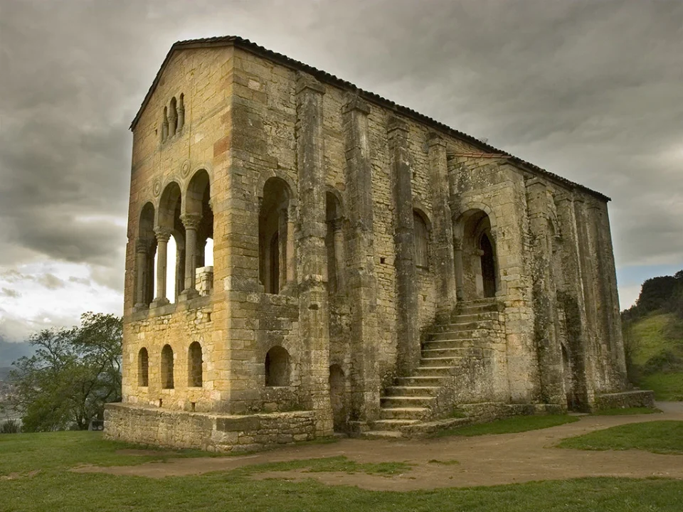 Iglesia de Santa María del Naranco, un ejemplo de arquitectura prerrománica en Oviedo, punto de interés en tu ruta por el norte de España