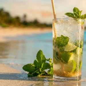 Bebida tropical en la playa de Cayo Coco