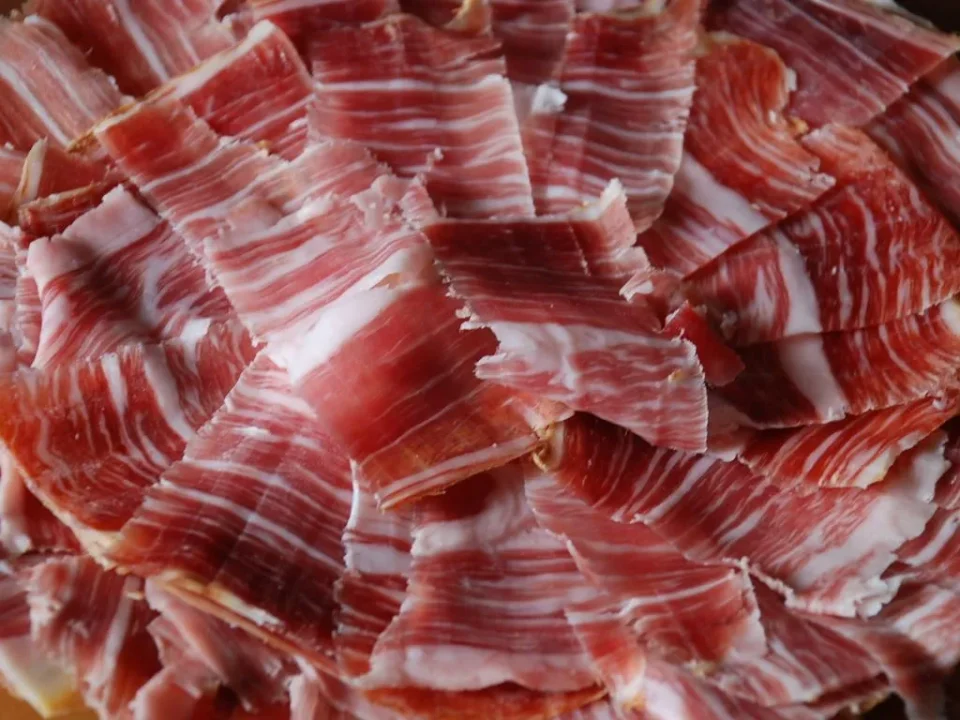 Jamón ibérico de bellota cortado y loncheado. Gastronomía de Extremadura.
