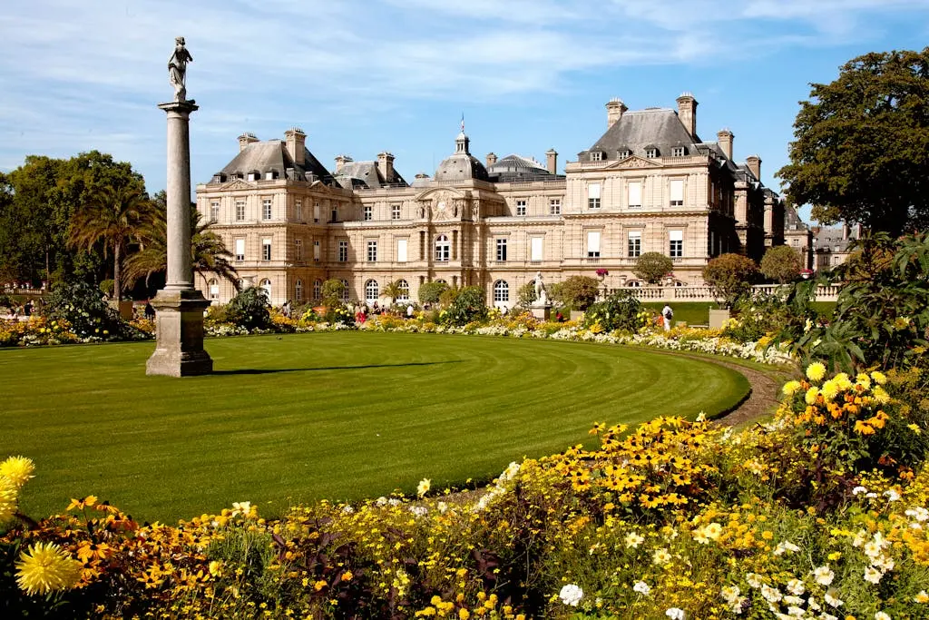 Jardín de Luxemburgo en otoño con sillas metálicas verdes y el Palacio de Luxemburgo al fondo