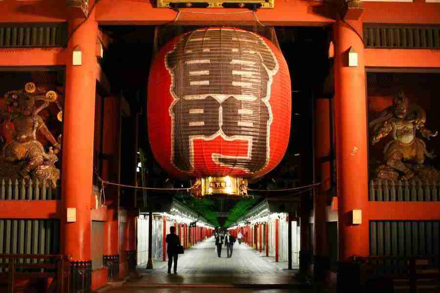 Puerta Kaminarimon en Asakusa Tokio, entrada al templo Senso-ji y símbolo tradicional del barrio.