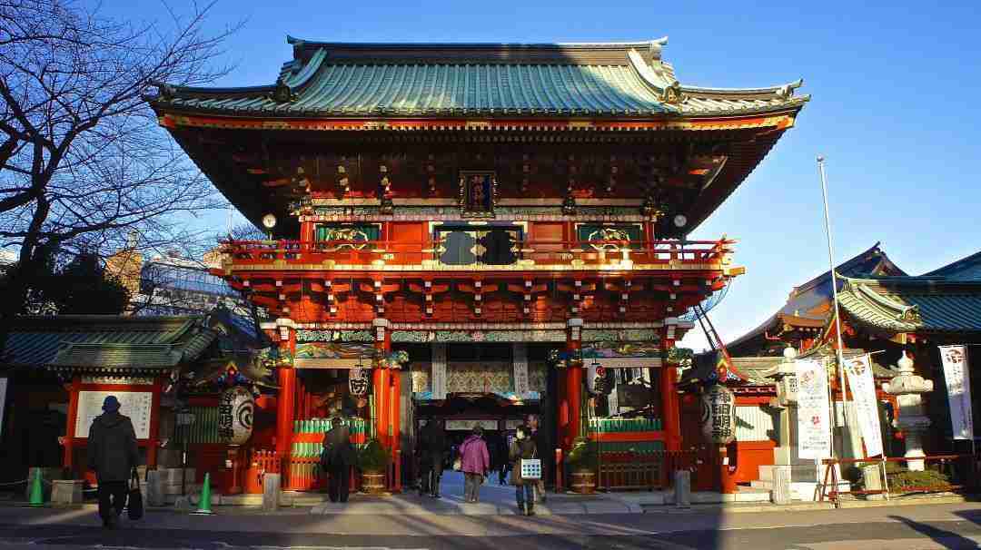 Santuario Kanda Myōjin en Tokio, cerca de Akihabara, con arquitectura tradicional japonesa