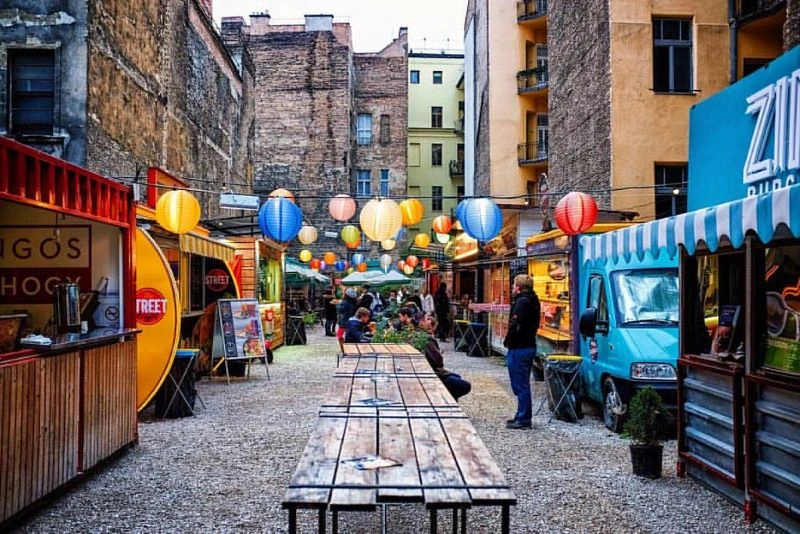 Calle con street food del Karavan Street Food de Budapest