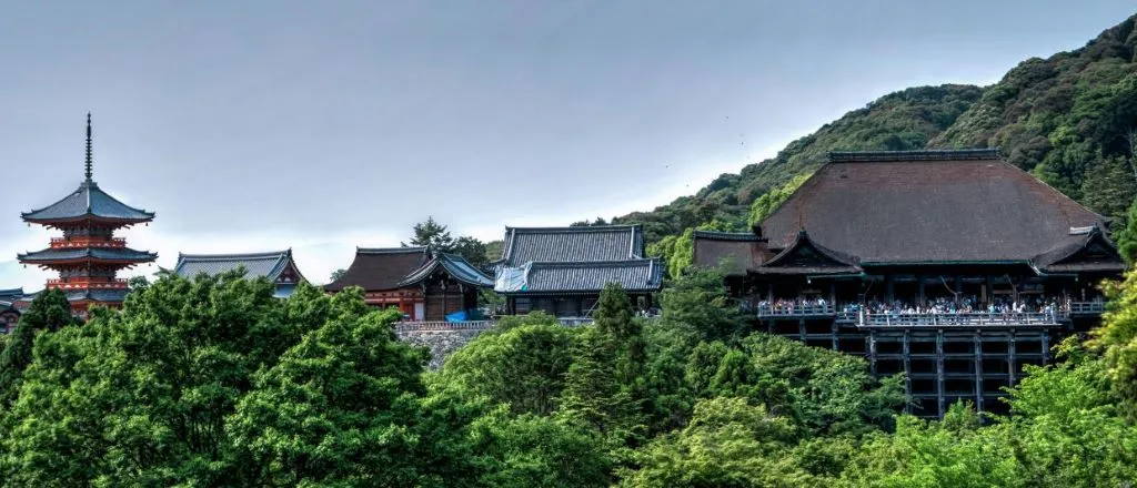 Templo Kiyomizu-dera en Kioto con vistas panorámicas, parte de un itinerario de 4 días