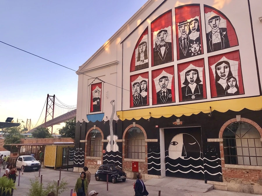 Graffiti y tiendas creativas en LX Factory, Lisboa