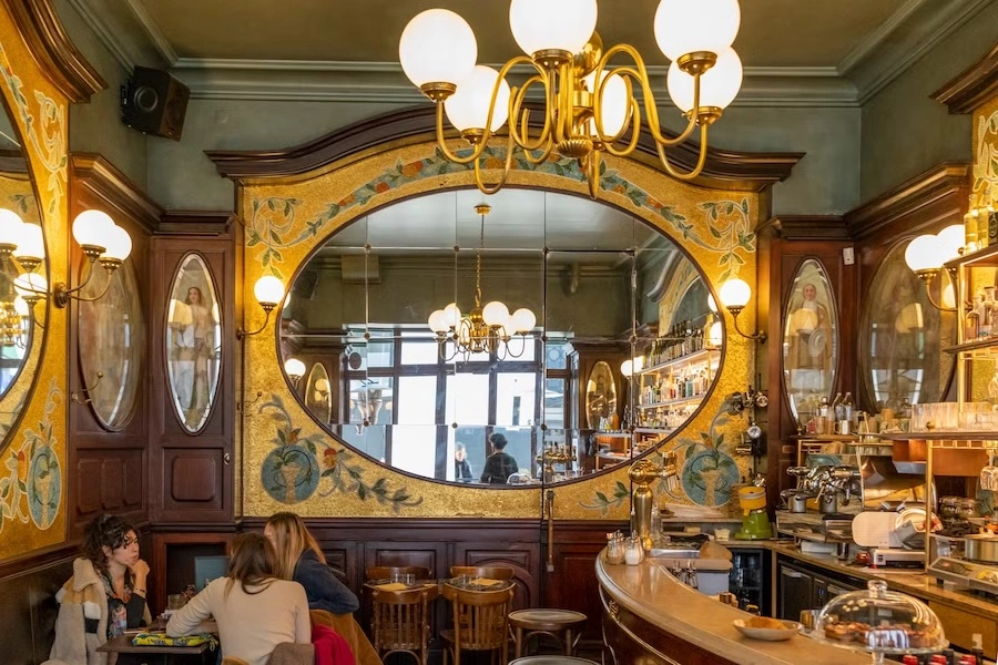 Espejo de la Sala del bistro Le Cyrano