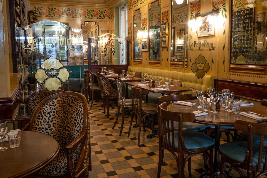 Mesas del bistro Le Petit Retro de Paris