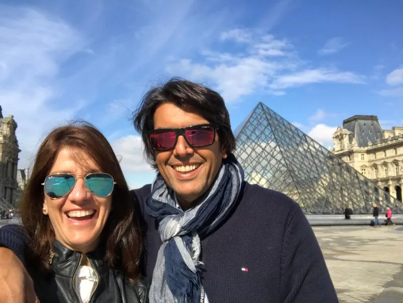 El eterno cafe con la cupula del Louvre al fondo