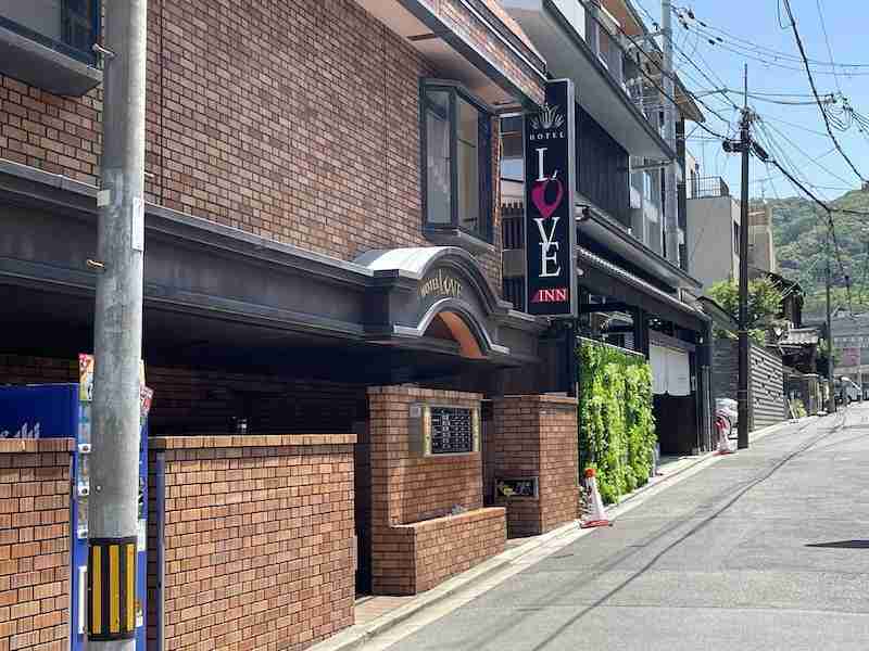 Fachada de Love Hotel en un barrio de Kioto