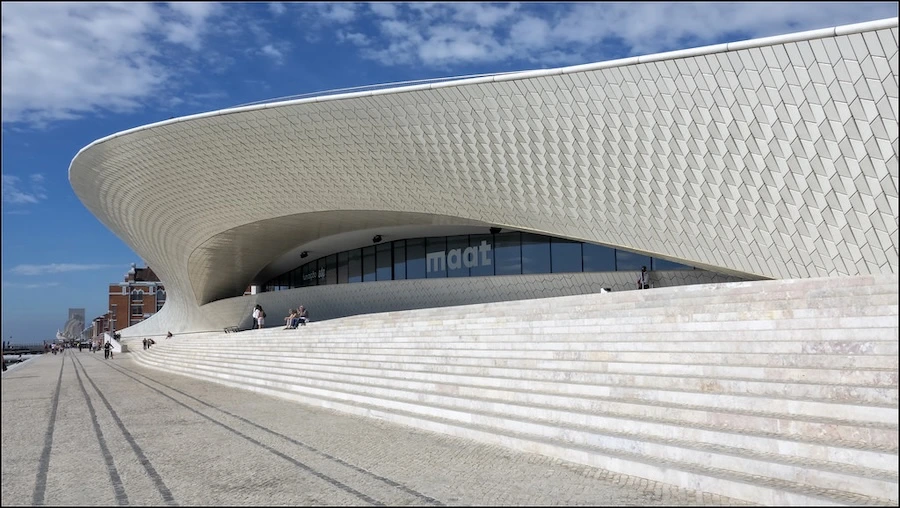 Museo MAAT en Lisboa con su arquitectura moderna y el río Tajo