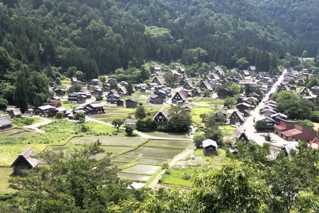 Vista panorámica de la aldea histórica de Shirakawa-go y sus icónicas casas gassho-zukuri desde el mirador de Shiroyama, un paisaje de postal en los Alpes japoneses.