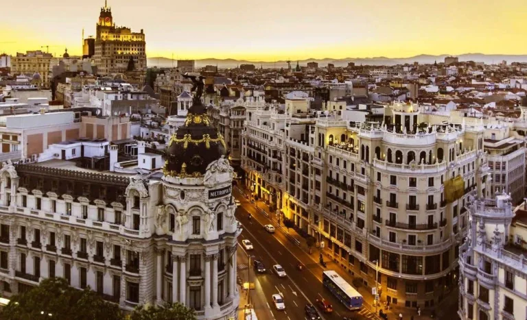 Imagen aérea de la Gran Vía de Madrid al atardecer