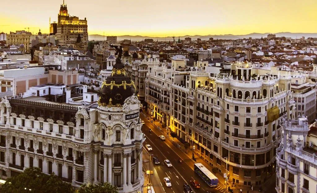 Imagen aérea de la Gran Vía de Madrid al atardecer