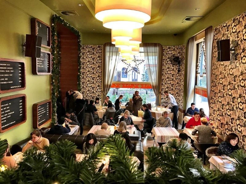 Sala del restaurante Menza en Budapest con comensales