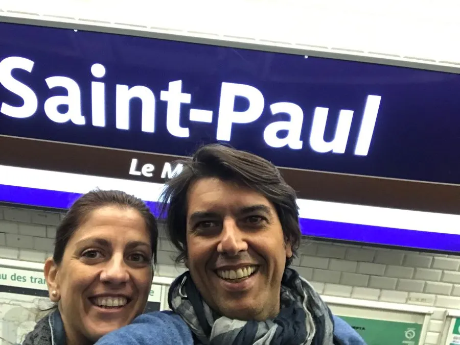 Imagen del Eterno Café en el metro de París