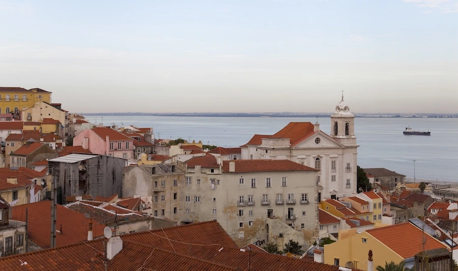 Vista del Tajo desde el Miradouro de Santa Luzia con azulejos decorativos