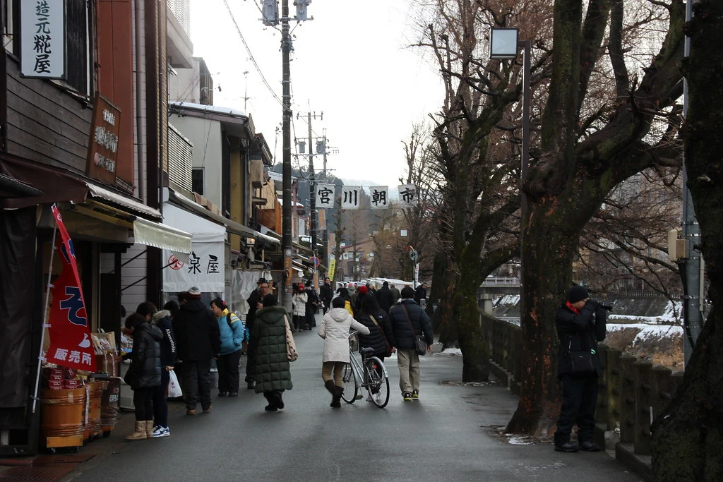 El vibrante mercado matutino de Miyagawa-Asaichi en Takayama. Sumérgete en la cultura local, descubre productos frescos y artesanía única a orillas del río.