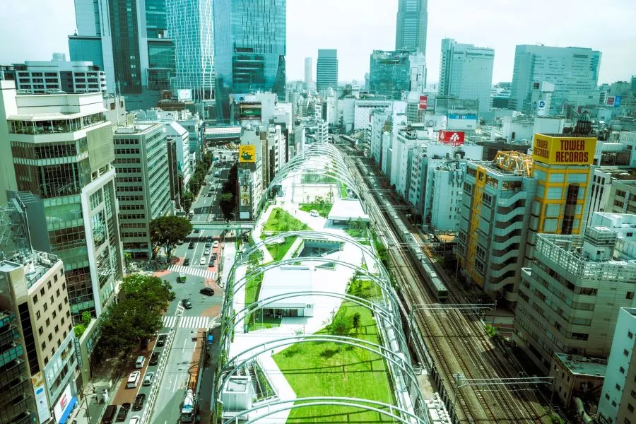 Miyashita Park con su diseño futurista en Shibuya, Tokio