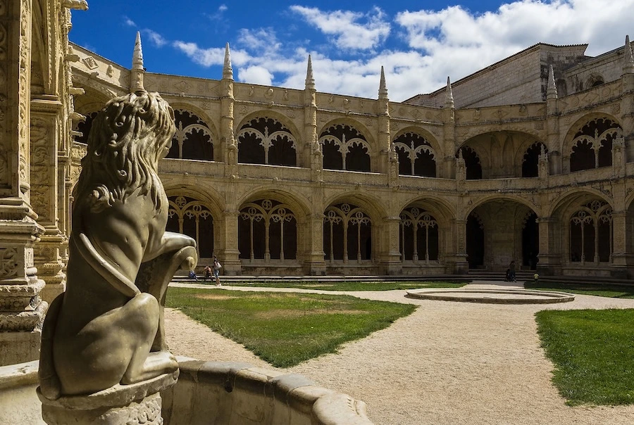 Claustro del Monasterio de los Jerónimos, con detalles manuelinos