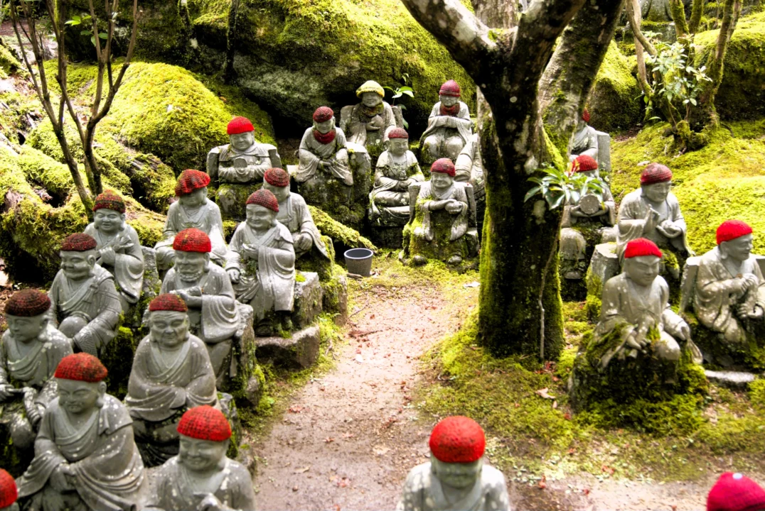 Estatuas Jizō en el monte MIsen con sus gorros de colores