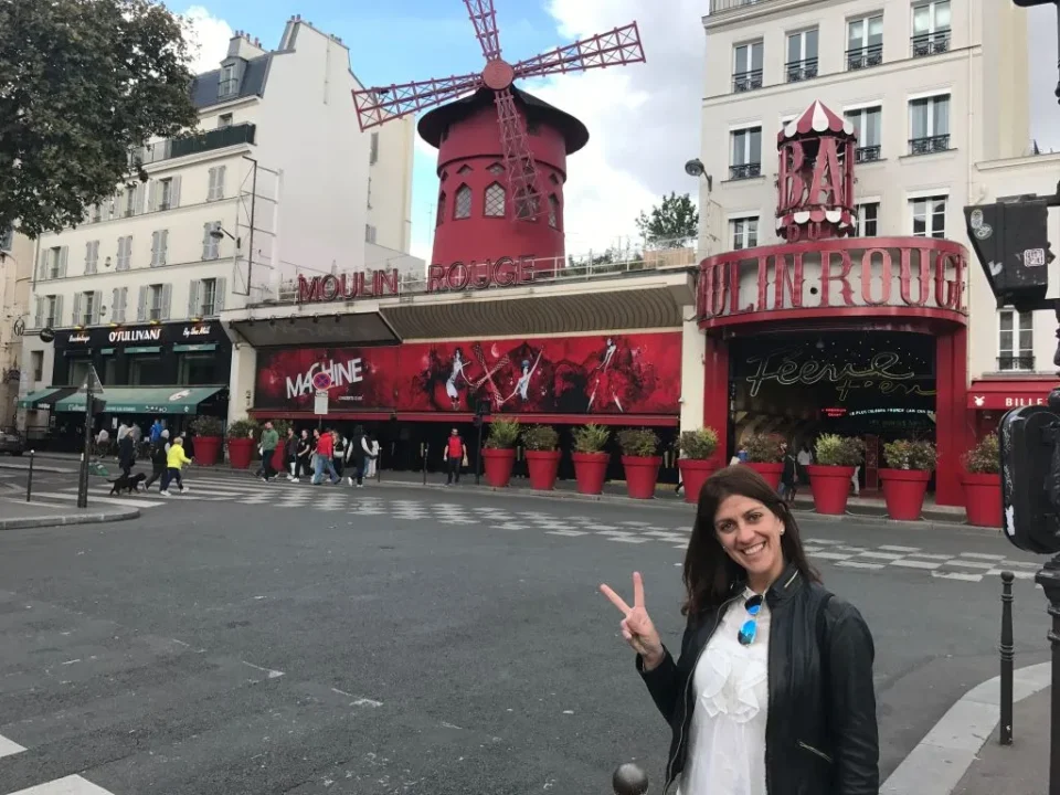 el Moulin Rouge es unicono del Paris canalla de la Belle Epoque