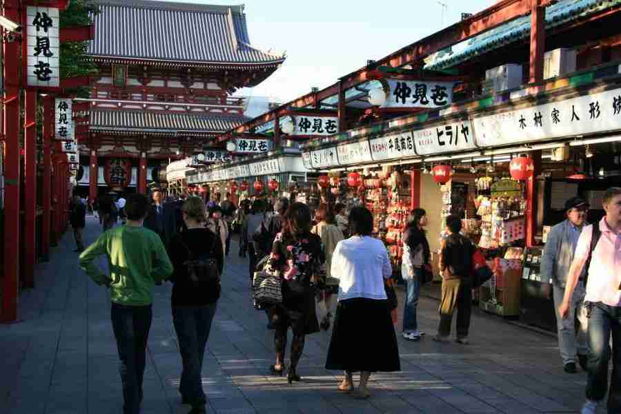 Nakamise Street de Asakusa, una de las calles más famosas y concurridas del barrio