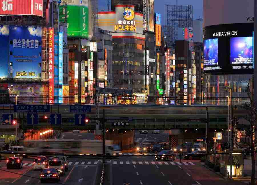 Barrio de Shinjuku de noche con neones encendidos