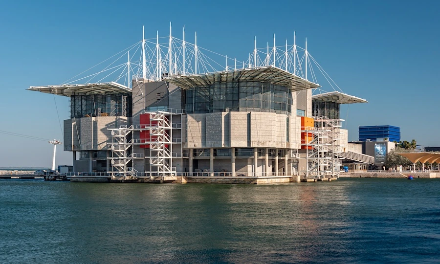 Oceanario de Lisboa en el Parque de las Naciones con teleférico sobre el río.