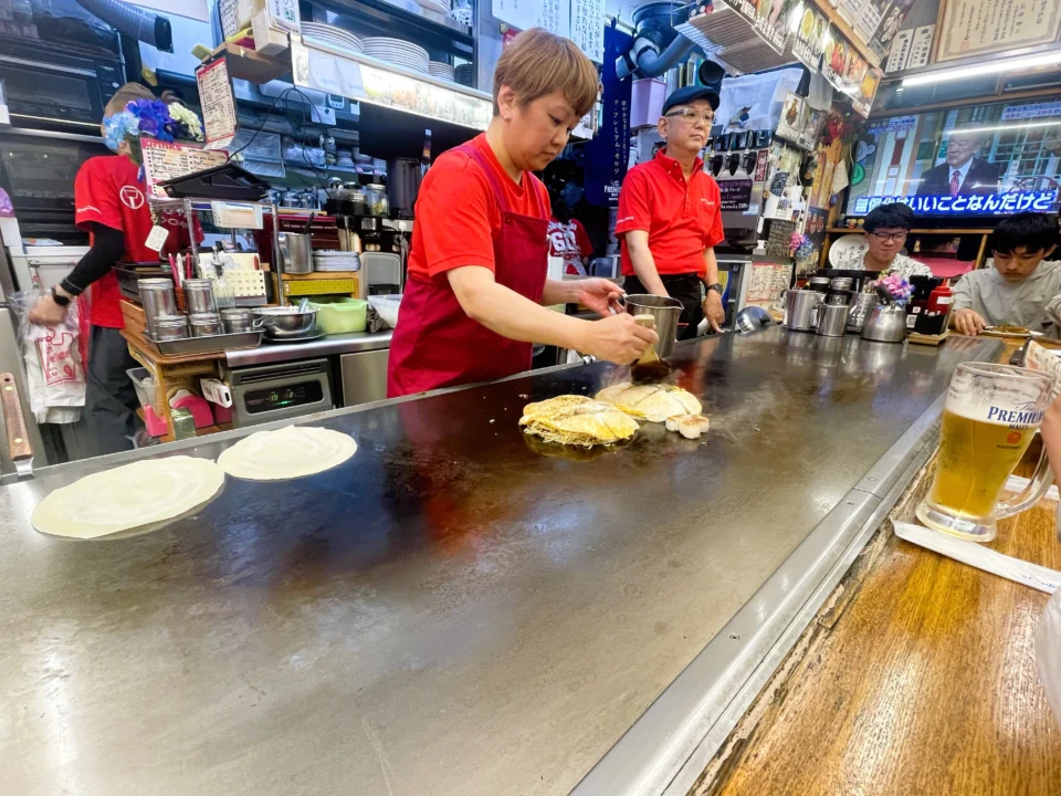 okonomiyaki preparado en directo en uno de los restaurantes de Okonomimura