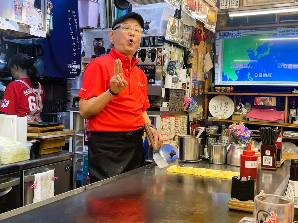 Cocinero simpatico de un restaurante de okonomimura