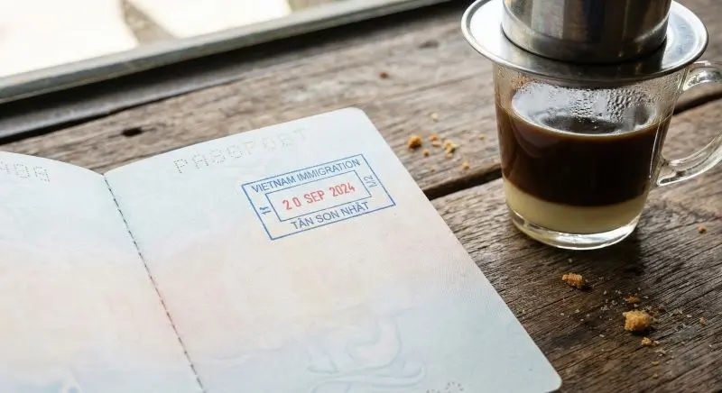 Sello de visado en pasaporte para entrar a Vietnam.