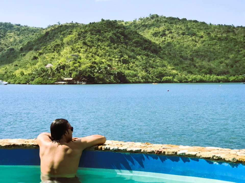 Piscina de hotel con fondo de la bahía de Corón