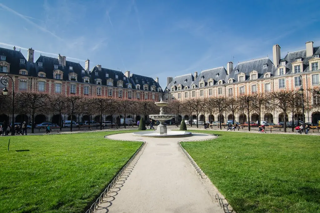 Soportales Place des Vosges Le Marais París arquitectura simétrica histórica.