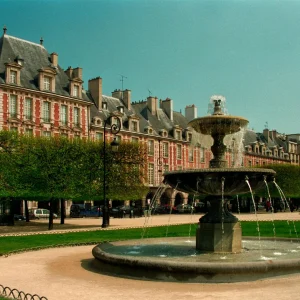 Place des Vosges Le Marais París qué ver fachada ladrillo rojo ruta por el barrio más antiguo.