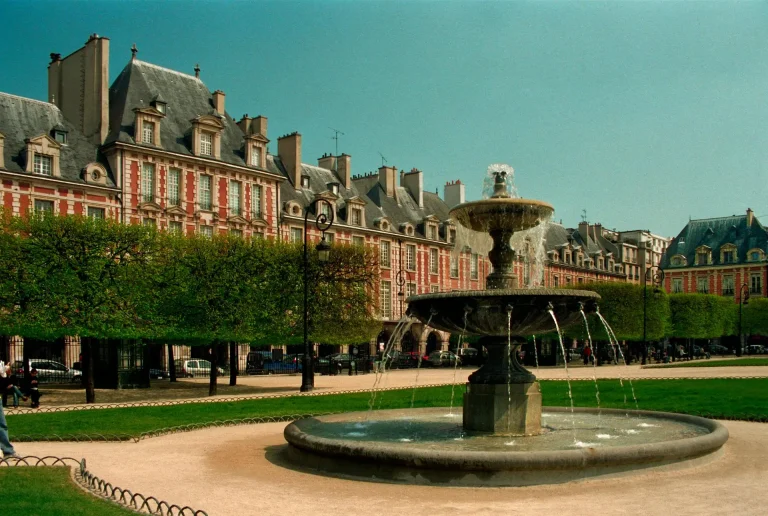 Place des Vosges Le Marais París qué ver fachada ladrillo rojo ruta por el barrio más antiguo.