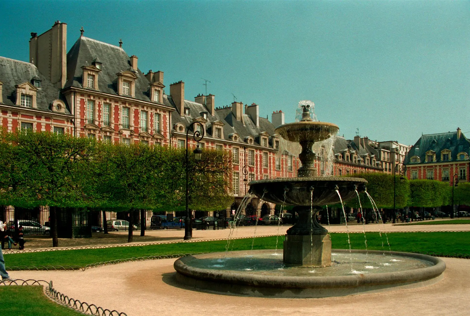 Place des Vosges Le Marais París qué ver fachada ladrillo rojo ruta por el barrio más antiguo.