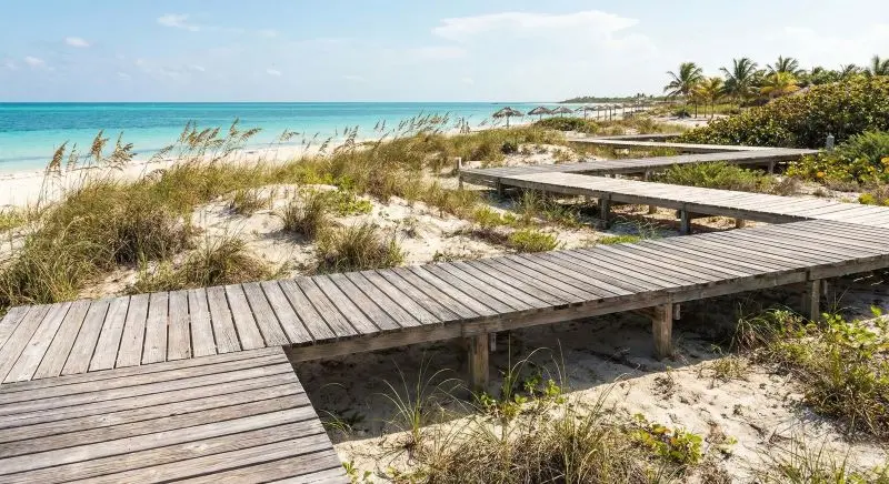 Pasarelas de acceso a Playa Pilar en Cayo Guillermo