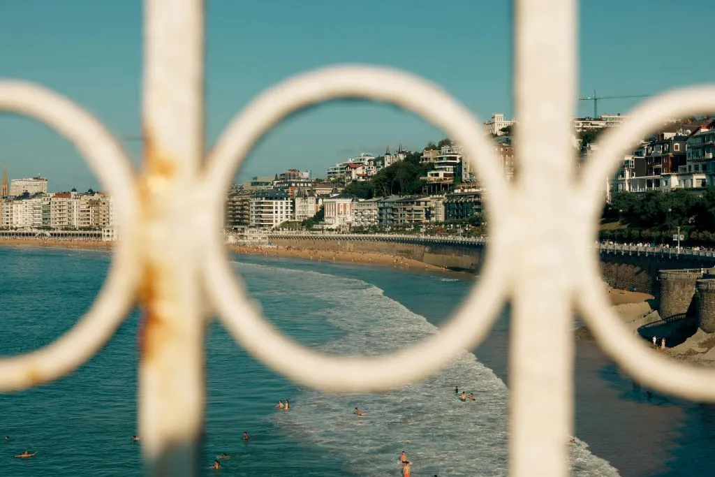 Playa de La Concha en San Sebastián con el mar y edificios de fondo, un paraíso costero en tu ruta por el norte de España