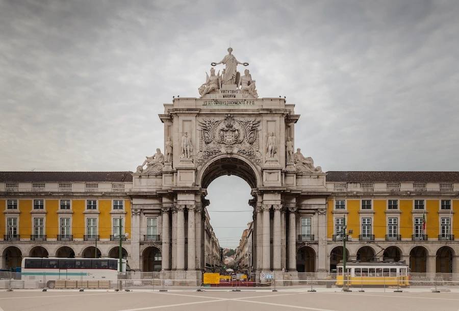 ALT: Plaza del Comercio con el Arco de la Rua Augusta al fondo.