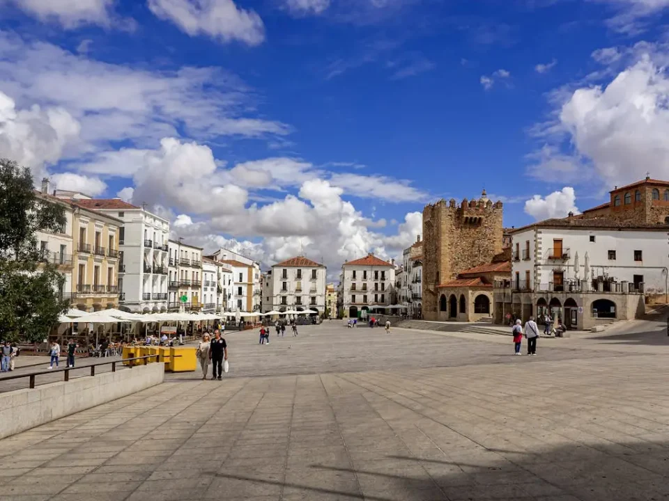 Plaza Mayor y Arco de la Estrella de Cáceres, entrada a la ciudad monumental.