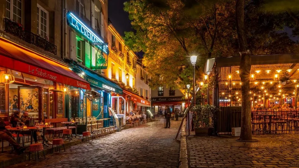 Place du Tertre. Plaza con artistas pintores y caricaturistas en Montmartre.