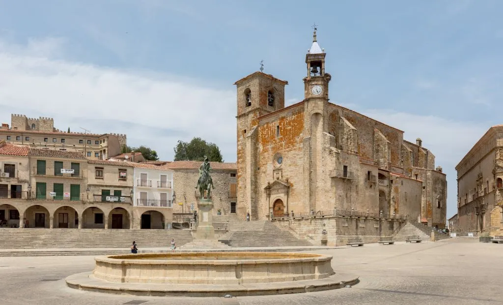Vistas de la Plaza Mayor de Trujillo y la estatua de Francisco Pizarro.