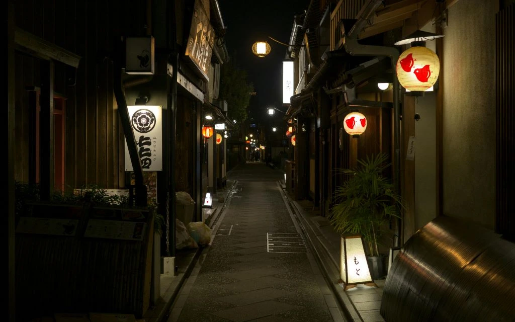 Callejón del barrio Pontocho en Kioto, conocido por su ambiente tradicional y restaurantes