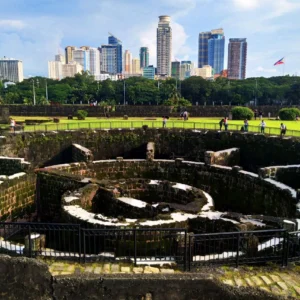 Intramuros con edificios de Manila al fondo