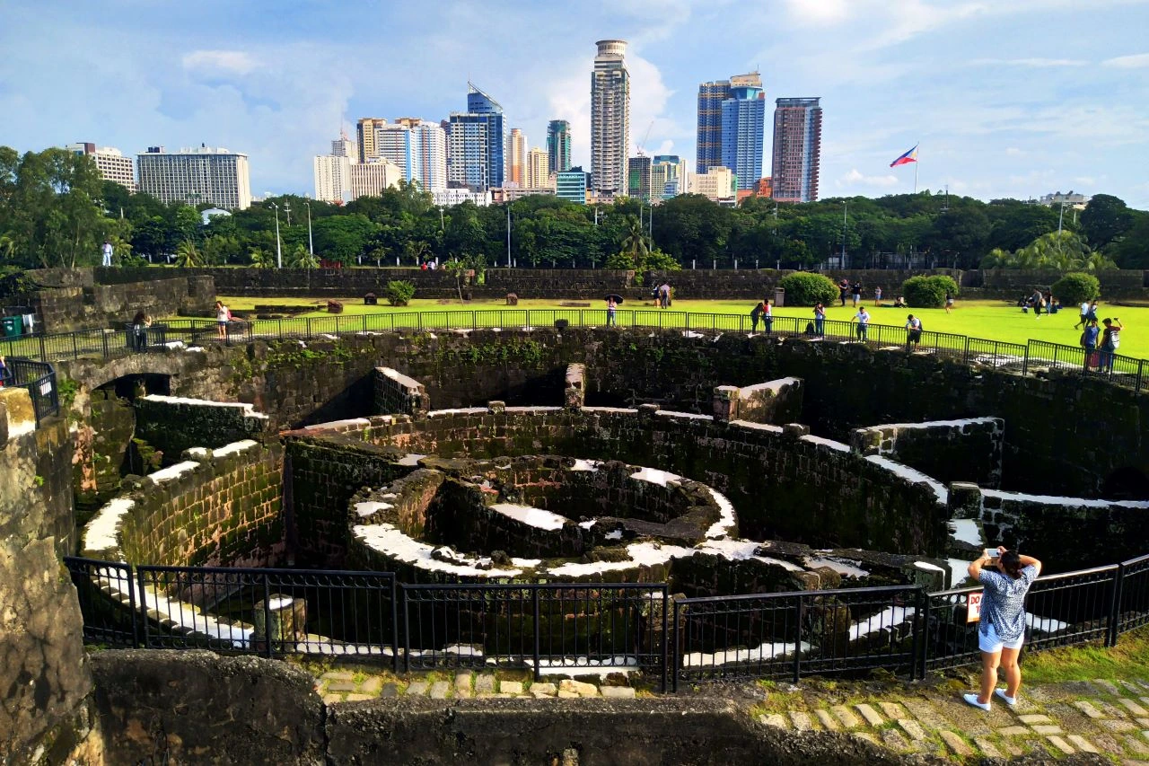 Intramuros con edificios de Manila al fondo