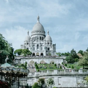 Vista panorámica de la Basílica del Sacré-Cœur, lugar imprescindible que ver en Montmartre
