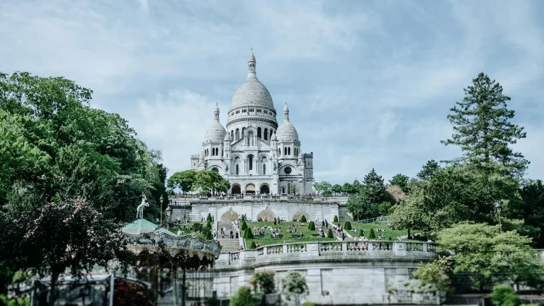 Vista panorámica de la Basílica del Sacré-Cœur, lugar imprescindible que ver en Montmartre
